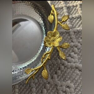 Serving bowl with gold flowers details